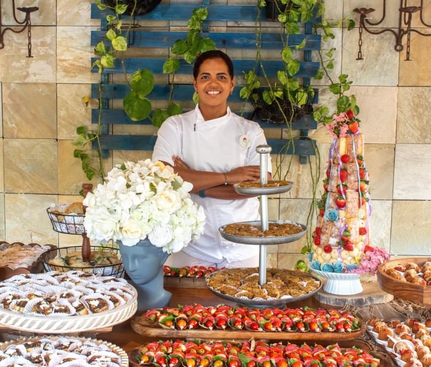 Chef Patricia Pérez supervisando mesa de catering y banquetes Paladart